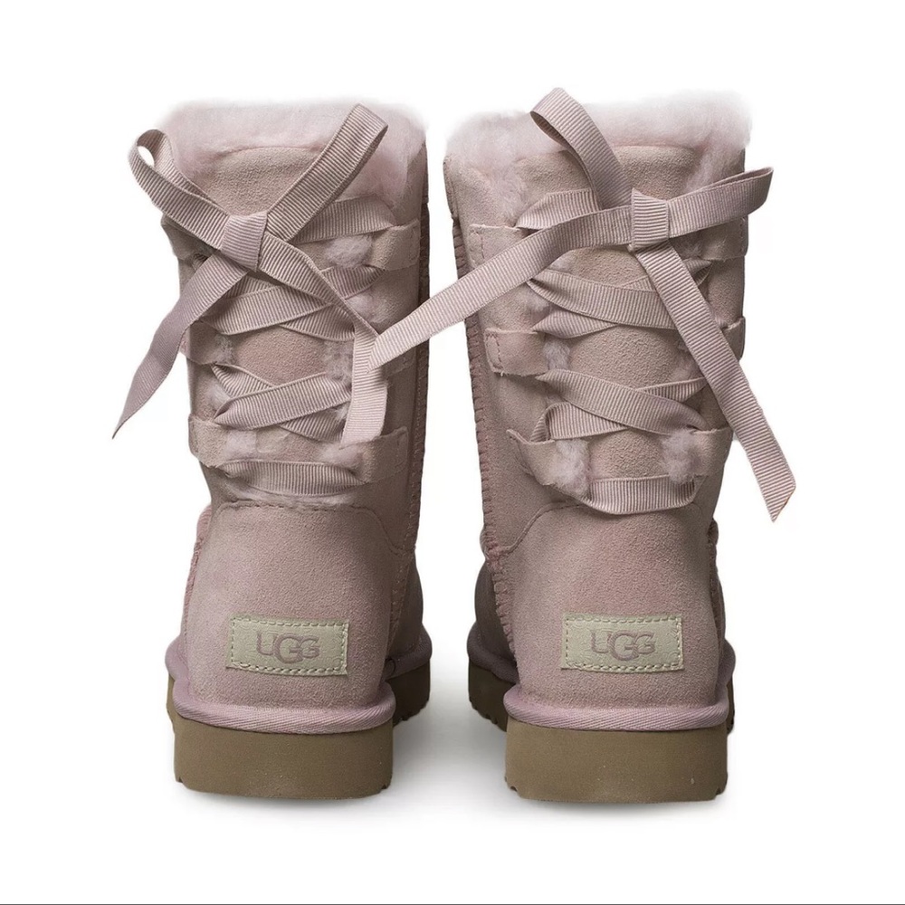 UGG W SHORT CONTINUITY BOW VARIOUS SIZES